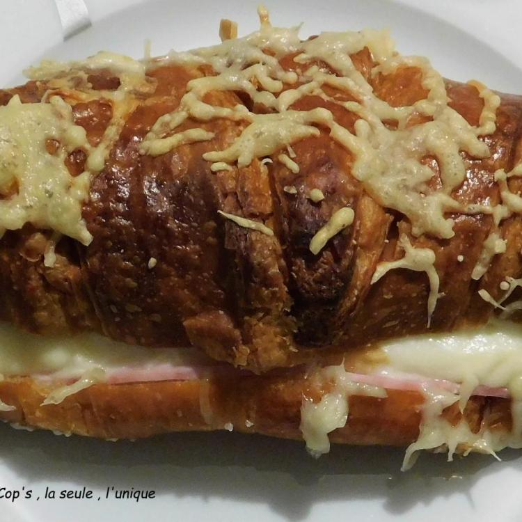 Croissants au jambon comme au bistro