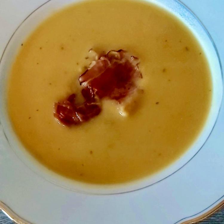 Velouté au potiron et sa garniture de chips de jambon Forêt Noir