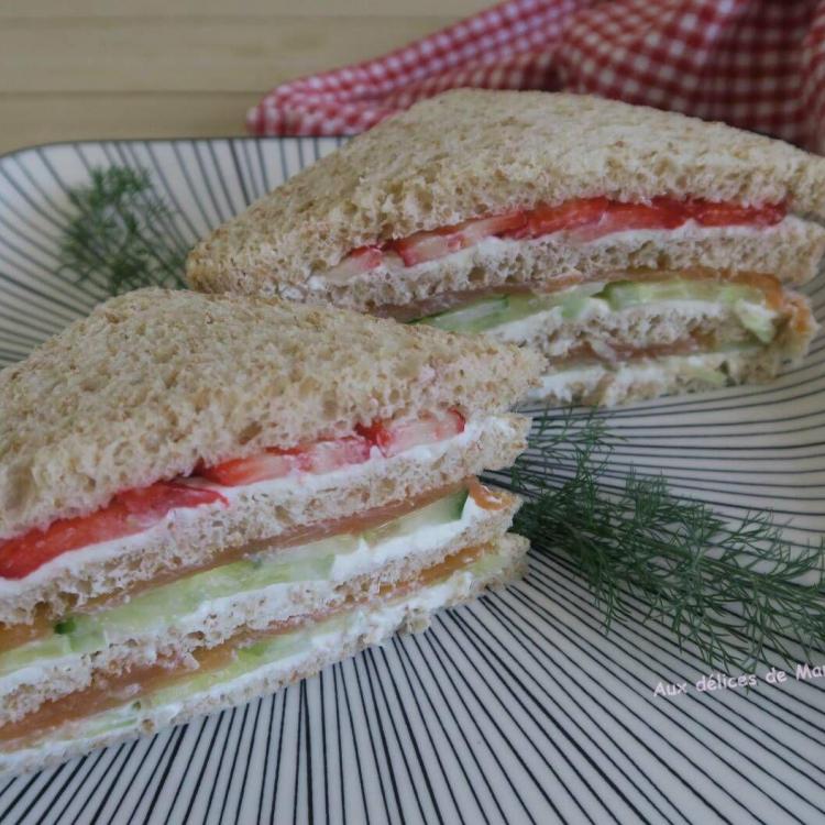 Club sandwich a la truite fumee concombre et fraises