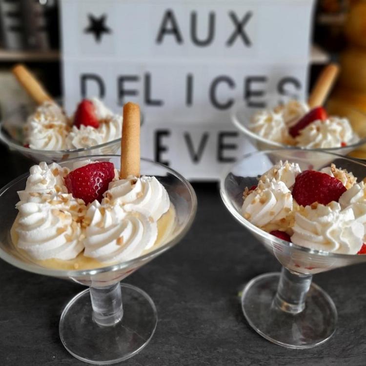 Coupes de fraises creme patissiere et chantilly