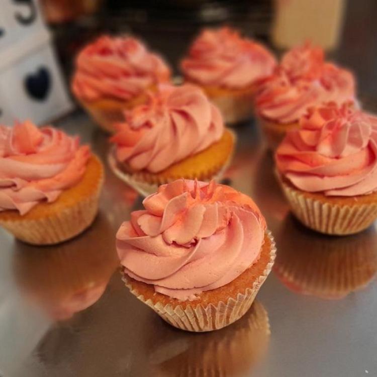 Cupcake bicolore a la creme au beurre a la meringue italienne