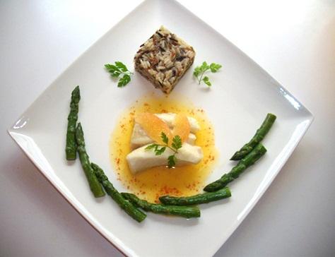Dos de cabillaud vapeur asperges vertes et trois riz emulsion de pamplemousse rose et piment d espelette