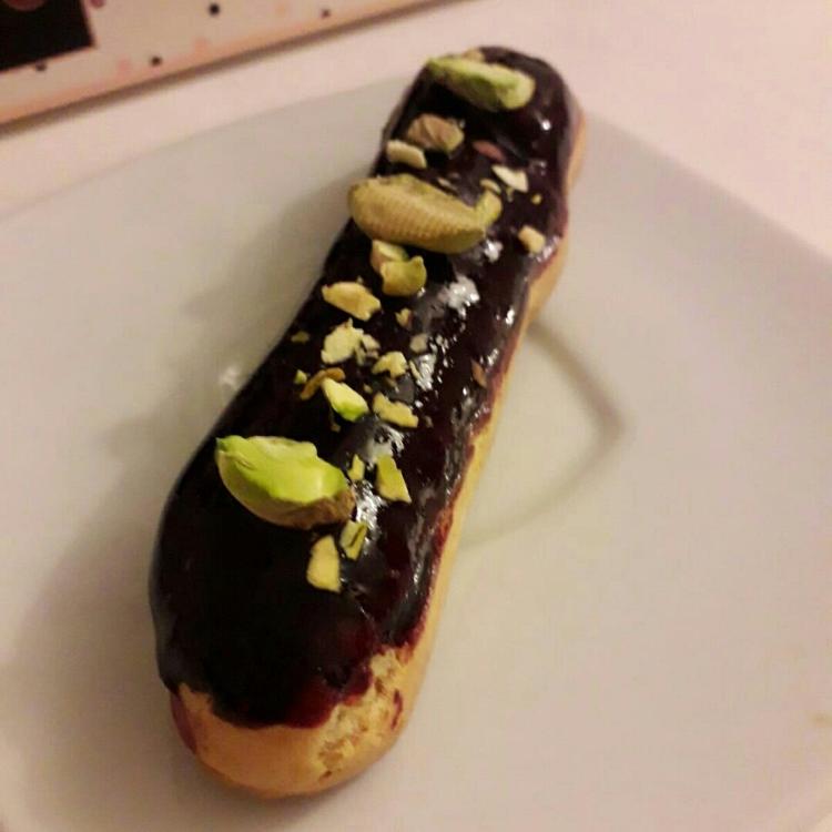 Eclair a la cerise noire