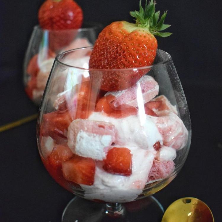 Eton mess revisite aux biscuits roses et aux fraises