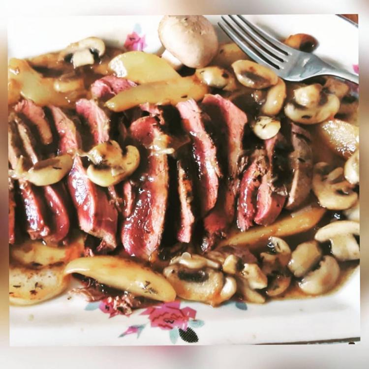MAGRET DE CANARD POIRES ROTIES-CHAMPIGNONS