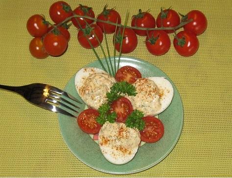 Oeufs durs au chevre et a la tomate
