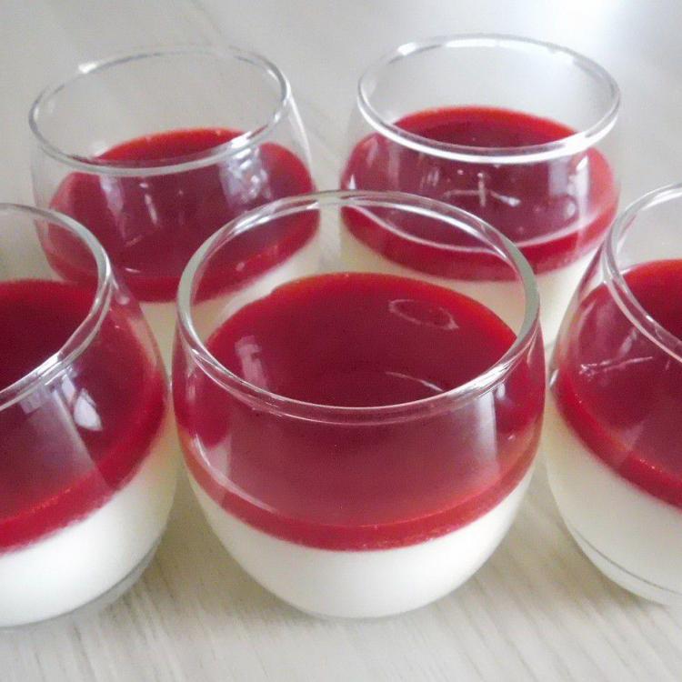 Panna cotta au citron et coulis aux framboises du jardin