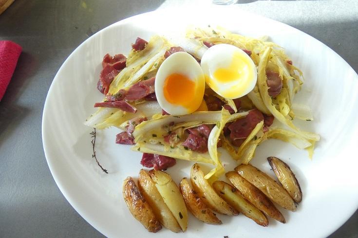 Pissenlits blancs magret et gesiers de canard et oeuf mollet