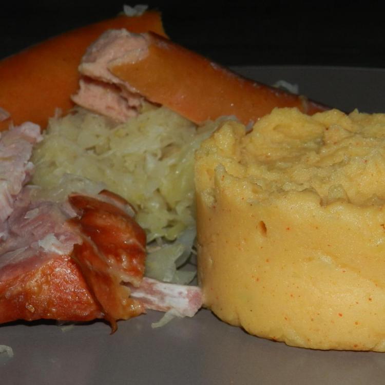 Puree de pomme de terre au paprika accompagnee de sa choucroute