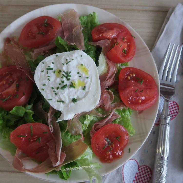 Salade au serrano tomates roses et burrata di bufflala