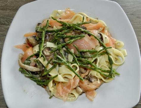 Tagliatelles sauce champignons creme saumon fume et salicorne