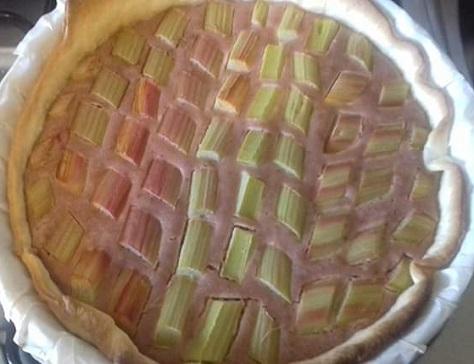 Tarte amandine a la fraise et rhubarbe