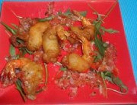 Tempura beignets japonais de crevettes et de petits legumes varies
