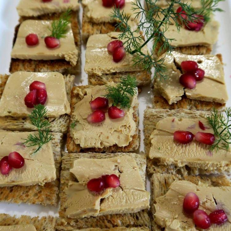 Toasts au foie gras grenade et confit d oignon aux tomates sechees